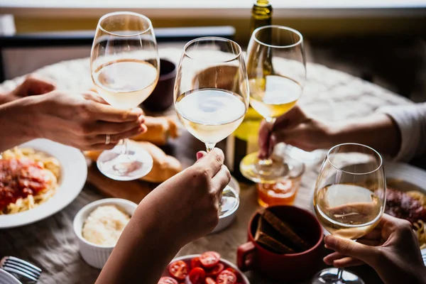 Bardak beyaz şarap dostu bir parti ya da makarna yemek sırasında görülen