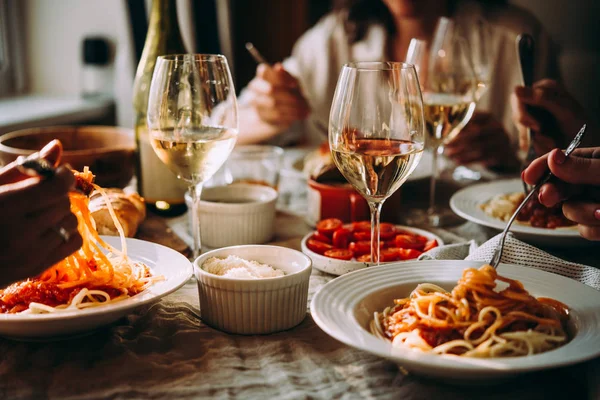 Vänner Som Har Pasta Middag Hemma Restaurang — Stockfoto