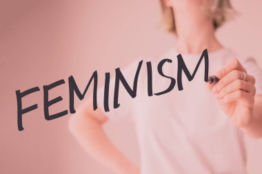 El yazma. Kadın kalem veya işaret ve feminizm kelimeyi yazmaya tutar