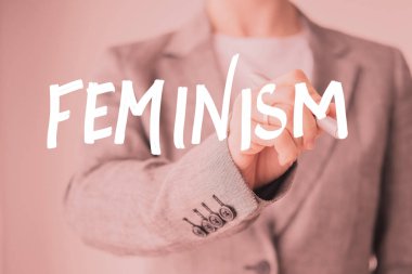El yazma. İş kadın kalem veya işaret ve feminizm kelimeyi yazmaya tutar