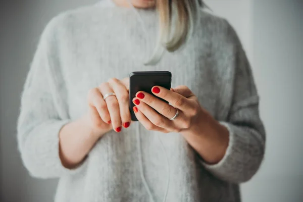 Mujer Joven Sosteniendo Teléfono Inteligente — Foto de Stock