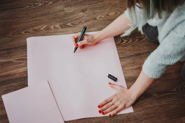 Jeune Femme Écrivant Quelque Chose Sur Gros Morceau Papier — Photo