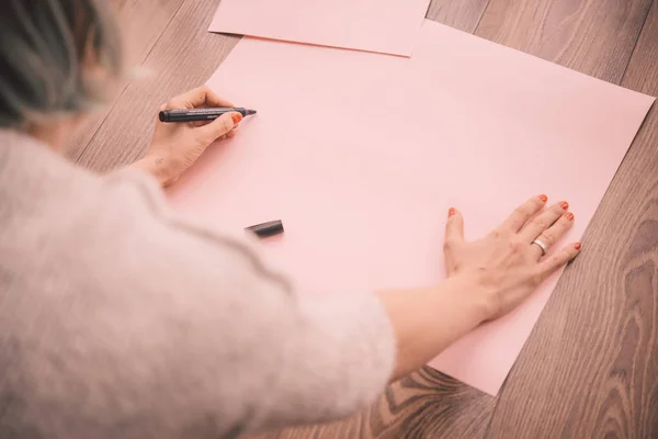 Mujer Joven Escribiendo Algo Gran Pedazo Papel — Foto de Stock