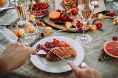 Kızarmış ördek ya da hindi. Bardak şampanya parti tablo. Noel ve yeni yıl arifesinde kutlayan arkadaşlar.
