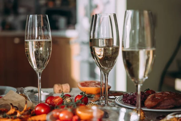 Party Matbord Med Glas Champagne Vänner Som Firar Jul Eller — Stockfoto