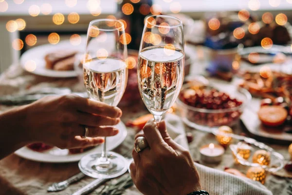 Mesa Fiesta Con Copas Champán Amigos Celebrando Navidad Año Nuevo —  Fotos de Stock