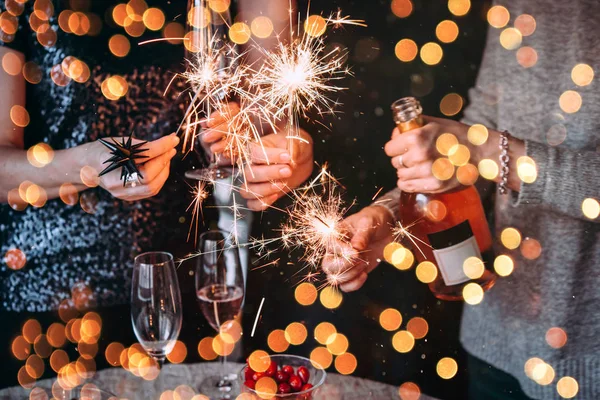 Noel Yılbaşı Partisini Bengal Işıkları Gül Şampanyasıyla Kutlayan Arkadaşlar — Stok fotoğraf