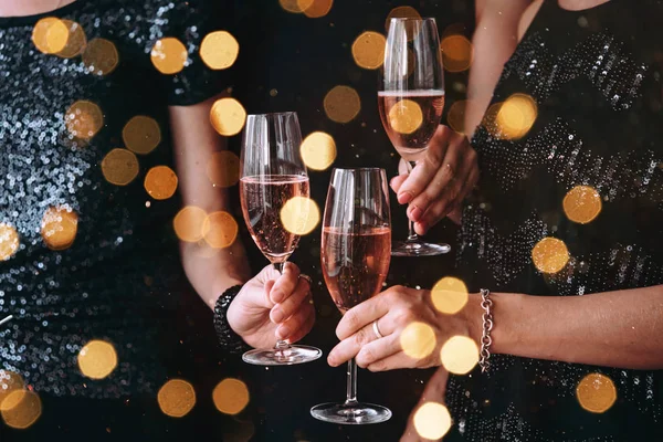 Noel Yeni Yıl Arifesinde Kutlayan Arkadaşlar Gül Şampanya Ile Parti — Stok fotoğraf
