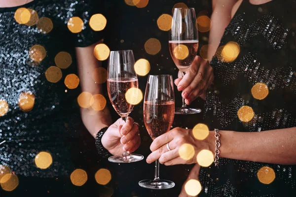 Amigos Comemorando Natal Véspera Ano Novo Mesa Festa Com Champanhe — Fotografia de Stock