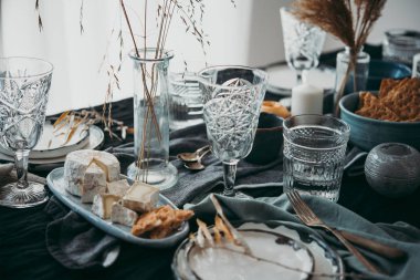 Kutlama veya şarap parti için sunulan bir tablo.