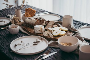 Kutlama veya şarap parti için modern stilde bir tablo hizmet.