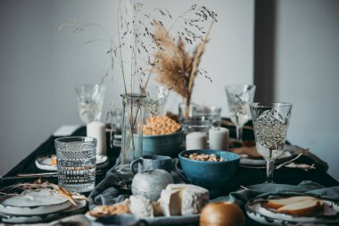 Kutlama veya şarap parti için sunulan bir tablo.