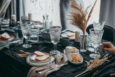 Kutlama veya şarap parti için sunulan bir tablo.