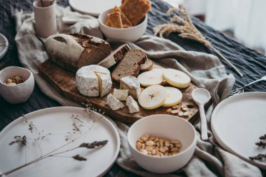 Kutlama veya şarap parti için sunulan bir tablo.