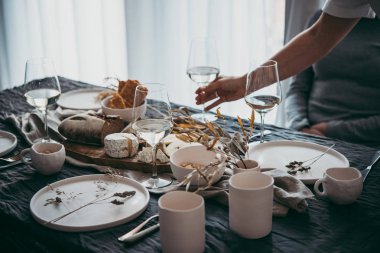 Kutlama veya şarap parti için sunulan bir tablo.