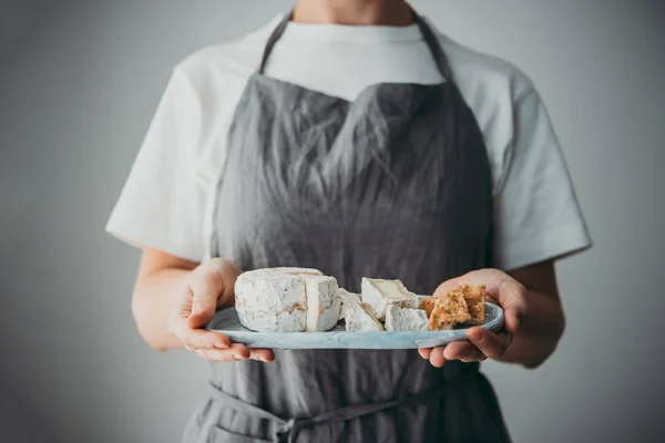 Mani Che Tengono Piatto Con Formaggio Cracker Vino Cena Aperitivo — Foto Stock