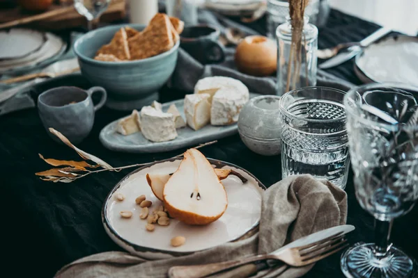 Kutlama veya şarap parti için sunulan bir tablo.