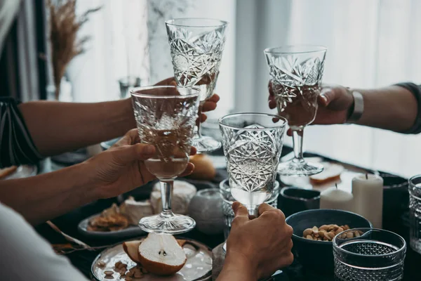 Bardak beyaz şarap bir kutlama samimi bir parti sırasında görülen.