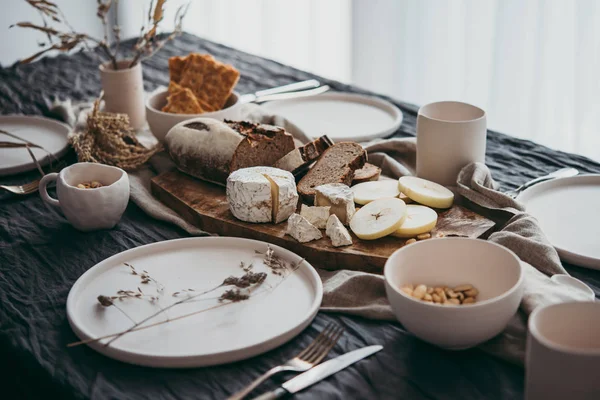 Kutlama veya şarap parti için modern stilde bir tablo hizmet.