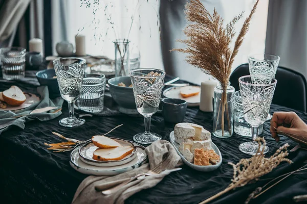 Kutlama veya şarap parti için sunulan bir tablo.