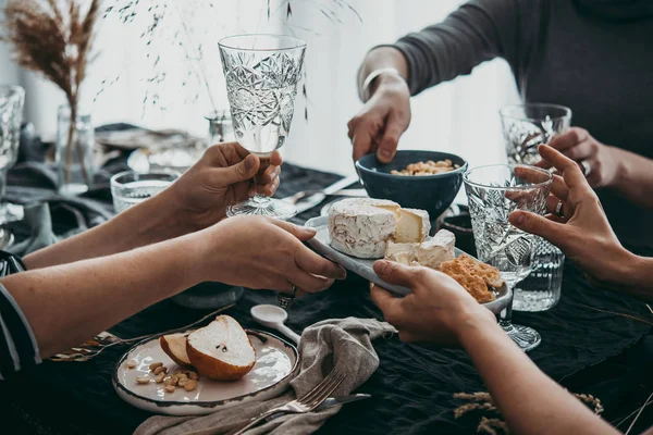 Desfrutando Queijo Vinho Jantar Festa Com Amigos — Fotografia de Stock