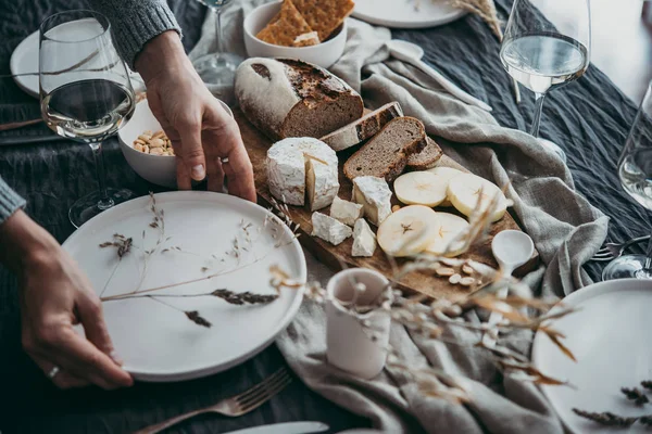 Piatti Sul Tavolo Serviti Cena Festa — Foto Stock