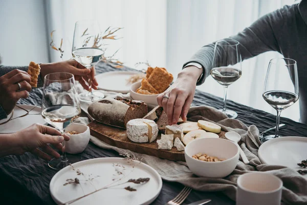 Απολαμβάνοντας Τυρί Και Κρασί Ένα Πάρτι Δείπνο Γιορτή Τους Φίλους — Φωτογραφία Αρχείου