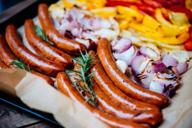 Pişmiş sosis ve sebze ile bir tepsi