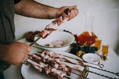 Klasik tarzı Barbekü bir kırsal kesimde hazırlanıyor.