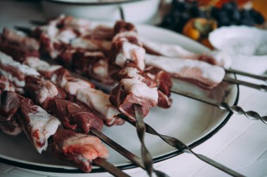 Klasik tarzı Barbekü bir kırsal kesimde hazırlanıyor.