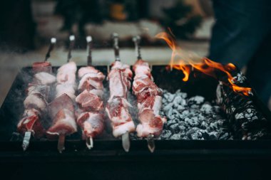 Bir kırsal kesimde klasik tarzı Barbekü ızgara.