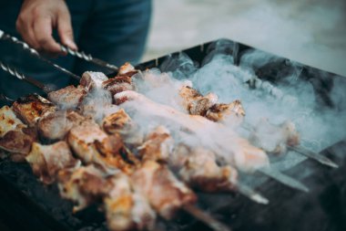 Bir kırsal kesimde klasik tarzı Barbekü ızgara.