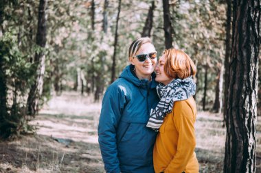 Ormanda yürüyüş mutlu lezbiyen çift