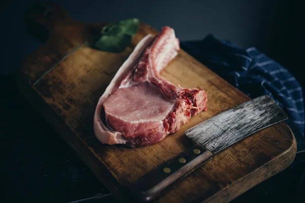 Uma Costeleta Porco Uma Tábua Madeira — Fotografia de Stock