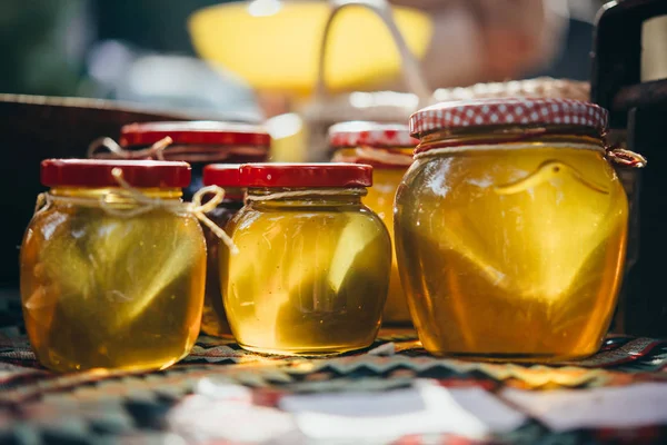 Blick Auf Kleinen Straßenbauernmarkt Der Honig Verkauft — Stockfoto