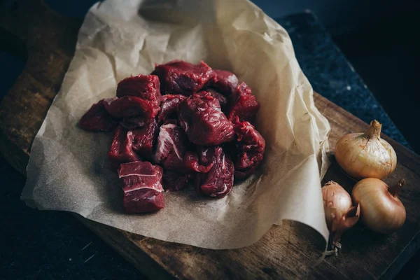 Rindfleischstücke Geschnitten Und Zwiebeln Bereit Zum Schmoren — Stockfoto