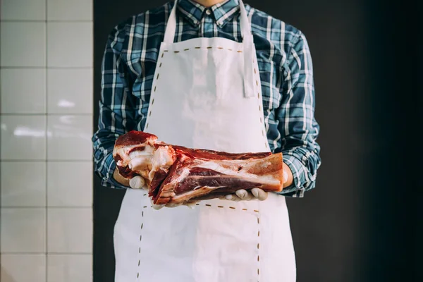 Açougueiro Detém Haste Carne — Fotografia de Stock