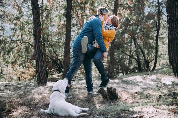 Heureux Lesbiennes Couple Avoir Amusant Dans Forêt — Photo