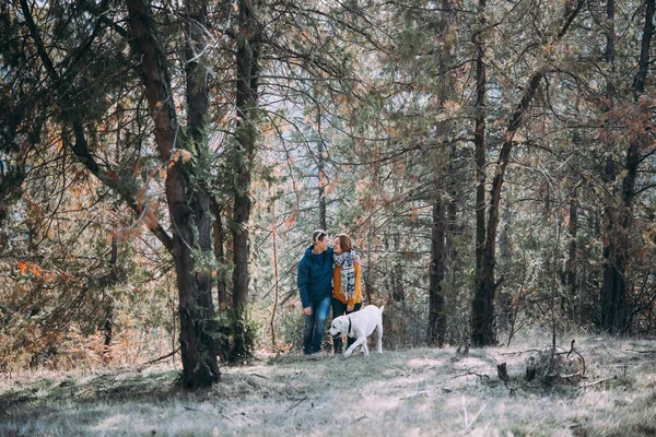 Felice Coppia Lesbica Piedi Nella Foresta Con Cane — Foto Stock