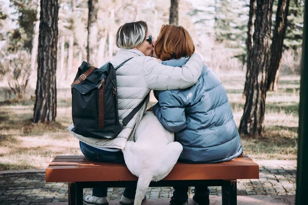 Feliz Pareja Lesbiana Sentada Con Perro — Foto de Stock