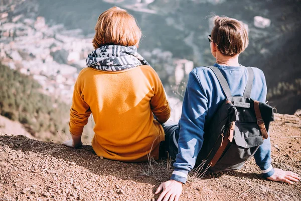 Happy Lesbian Couple Sitting Hill — Stock Photo, Image