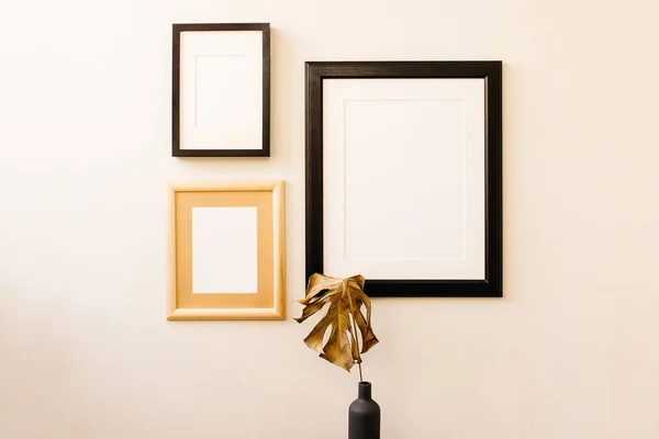 Três Molduras Madeira Vazias Design Cartaz Interior Parede Branca — Fotografia de Stock