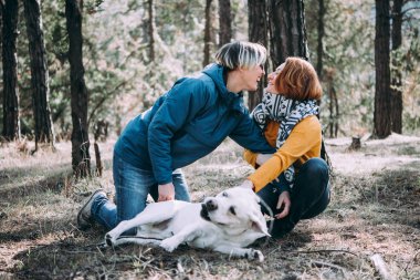 Having oyunculuk ile a köpek ormandaki mutlu lezbiyen çift