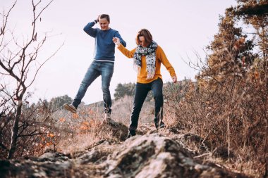 Bir tepe üzerinde yürüme mutlu lezbiyen çift