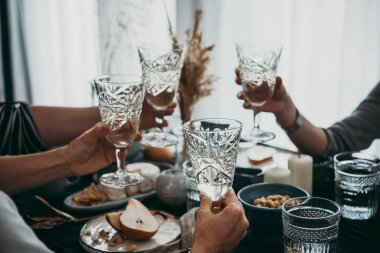 Bardak beyaz şarap bir kutlama samimi bir parti sırasında görülen.