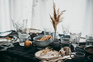 Kutlama veya şarap parti için sunulan bir tablo.