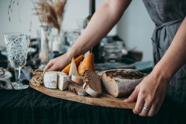 Peynir ve ekmek sunan ahşap bir gemide görev yaptı. Şarap akşam yemeği ya da aperitivo parti konsept.