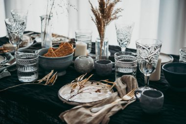 Kutlama veya şarap parti için sunulan bir tablo.