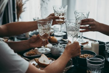Bardak beyaz şarap bir kutlama samimi bir parti sırasında görülen.