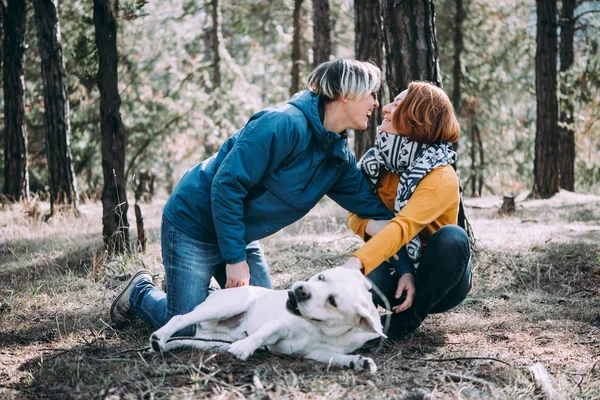 Glad Lesbisk Par Kul Skogen Med Hund — Stockfoto